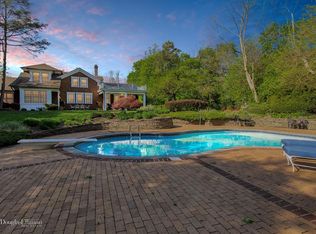 17 Iu Willets Rd, Old Westbury, NY 11568