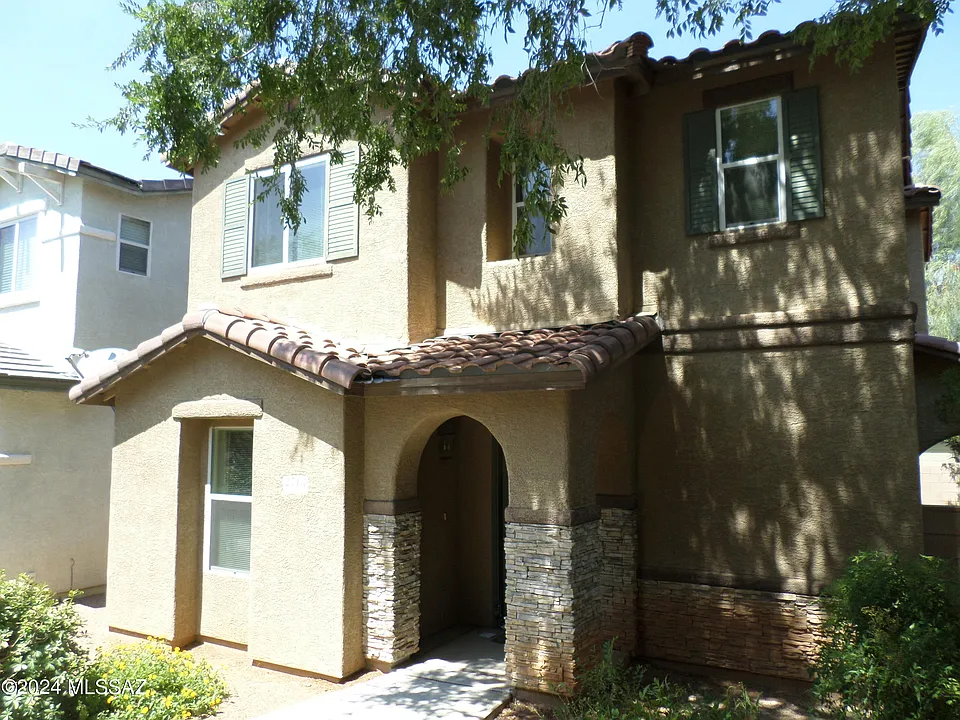 2743 N Saramano Ln