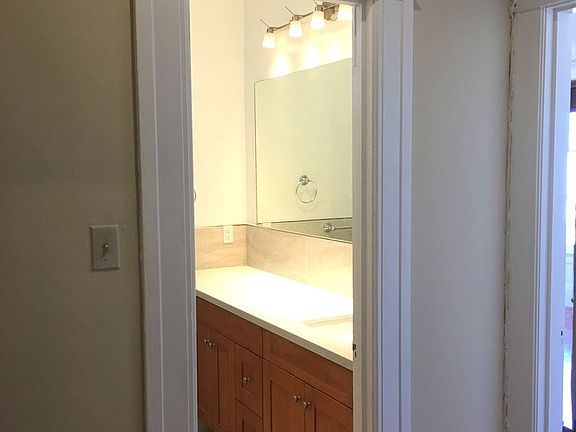 3rd image of 673 Oak St APT 5