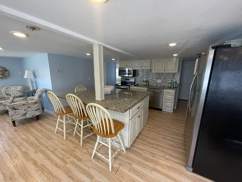 4 bed, $2,200 — Photo 3