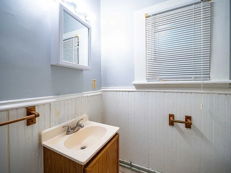 250 1/2 W 5th Ave #R — Photo 10
