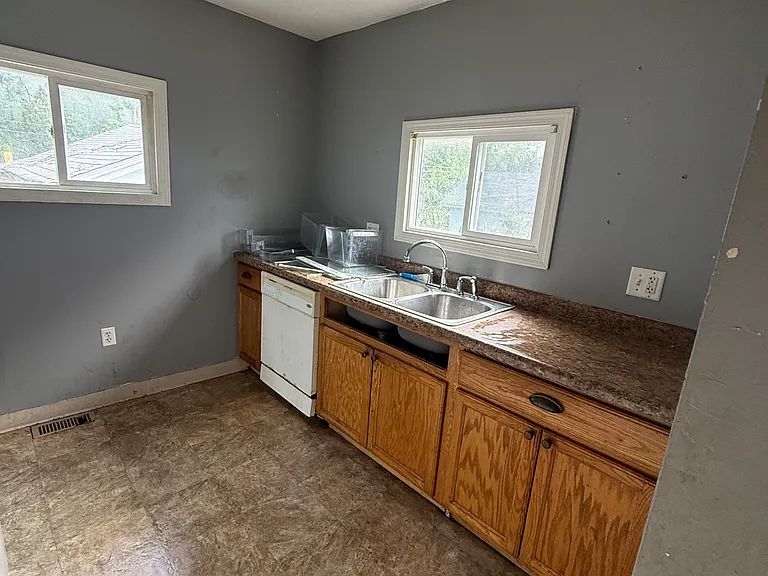 1553 E Walnut St — Photo 5