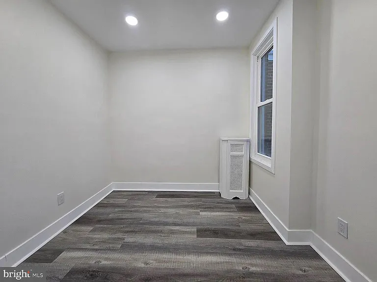 962 Carver St — Photo 14