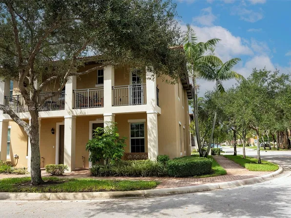 1104 SW 146th Ter, Pembroke Pines, FL 33027