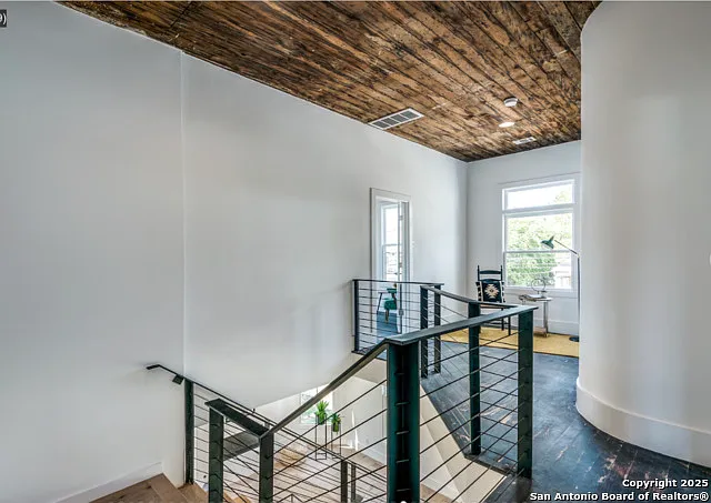 630 E Carson St — Photo 30