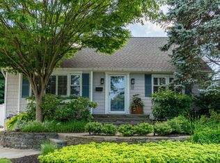 32 Chestnut St, Huntington, NY 11743