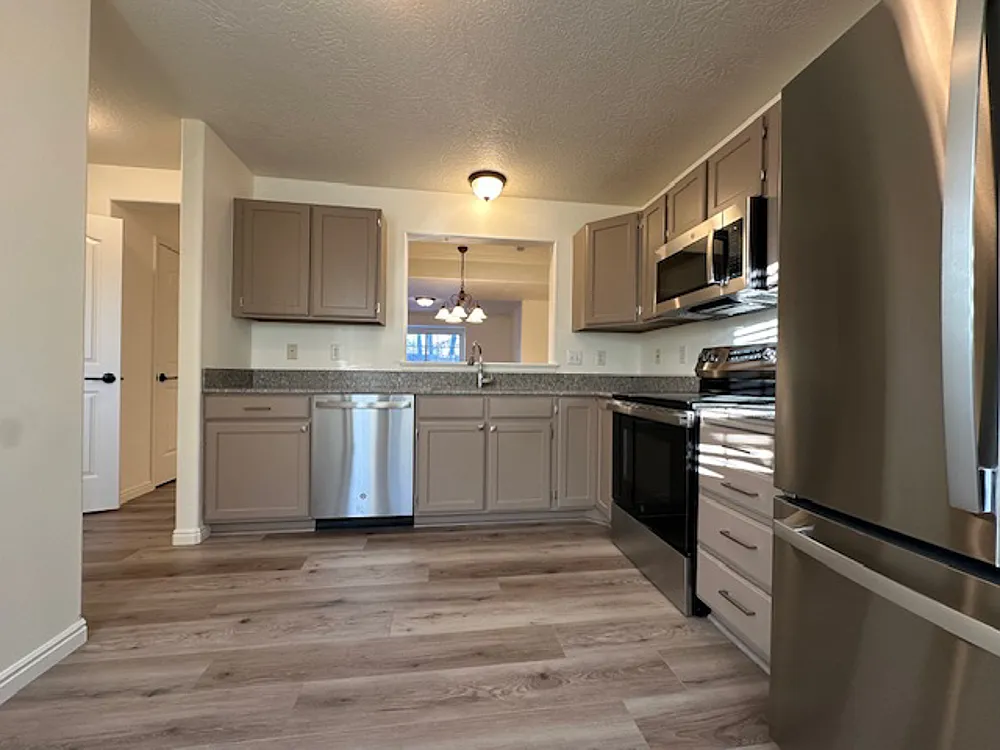 Building Photo - 800 E Hamlet Cir S #800