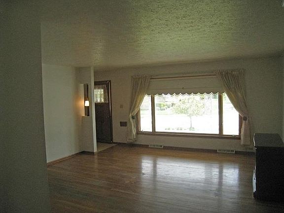 2nd image of 4776 Sunny Ln