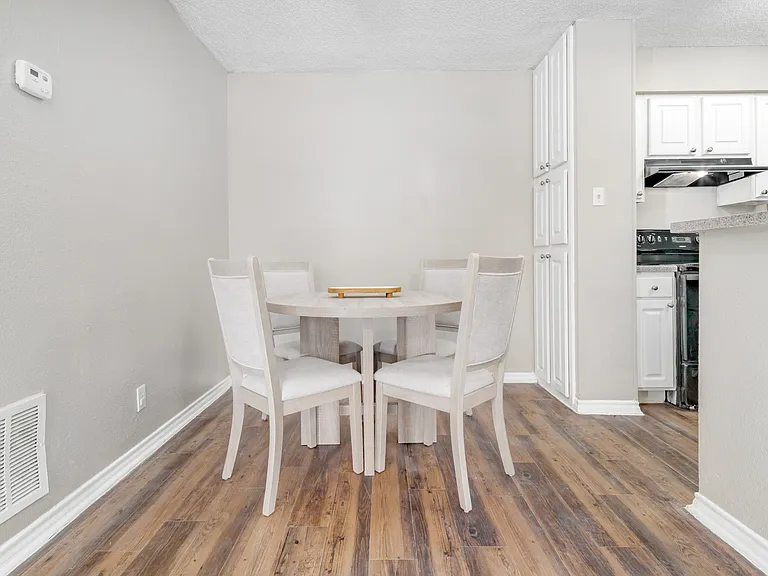 Stratton Park Apartments — Photo 9