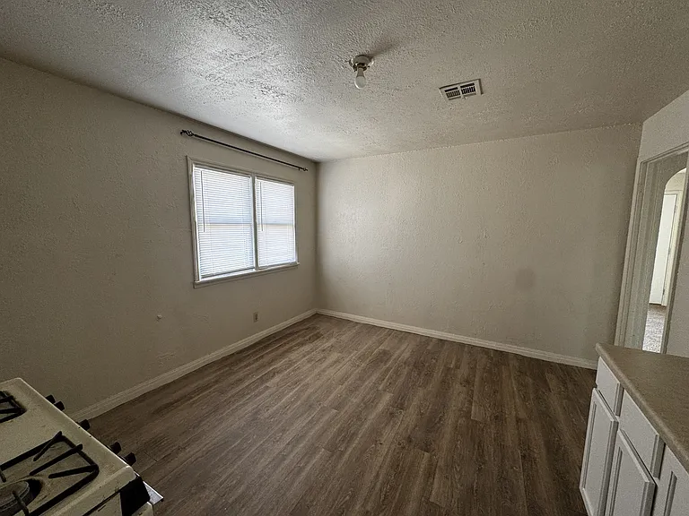 4220 Broaddus Ave — Photo 5