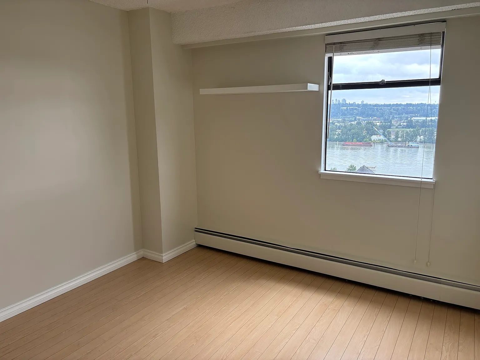  Id#028 New West 2br W/ Views Of Fraser River — Photo 4