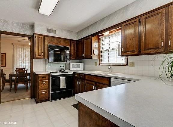 4th image of 7559 W 99th Ter