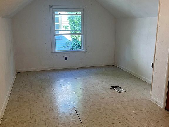 5th image of 905 Bloor Ave