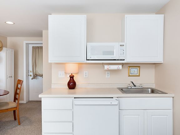 2nd image of 6 Ashworth Ave #Unit 6