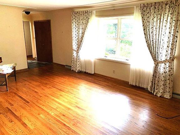 5th image of 872 Harvey Dr