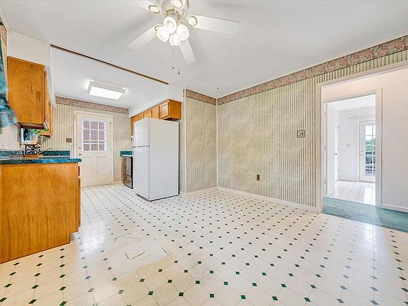 4th image of 4542 Pennsylvania Ave NE