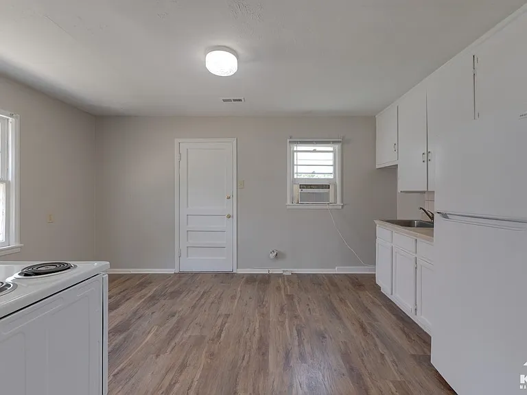 1848 N Green St — Photo 4