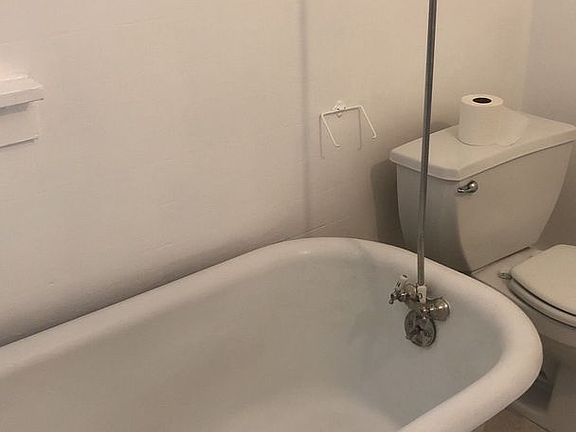 2nd image of 905 NE Lake St APT C