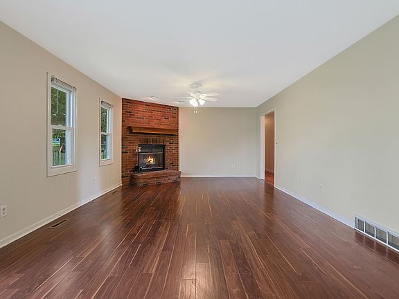 3rd image of 11402 Douglas Ave