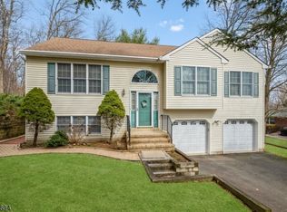 4 Algonquin Trl, Denville, NJ 07834
