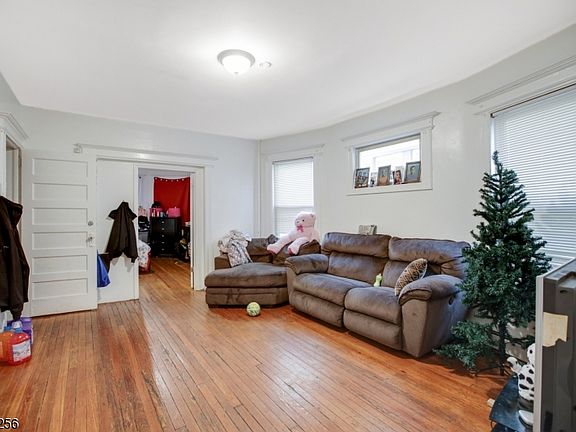 4th image of 25 Nassau Pl
