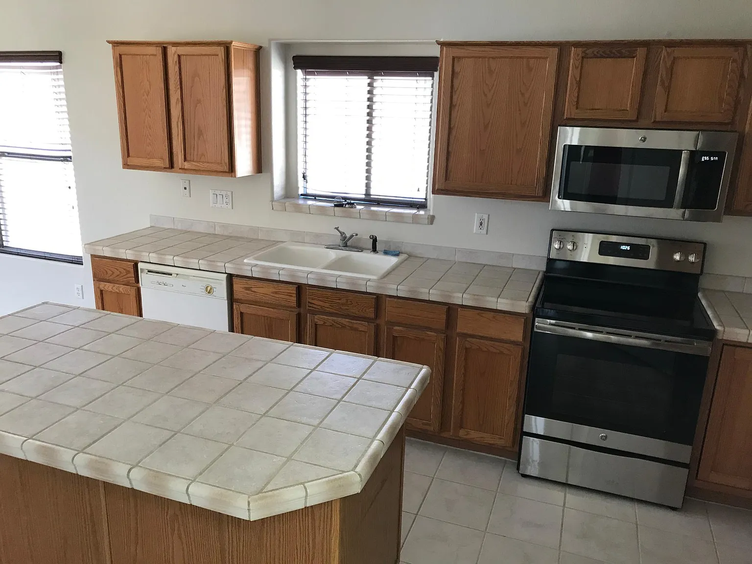 4 bed, 1960 sqft, $2,550 — Photo 4