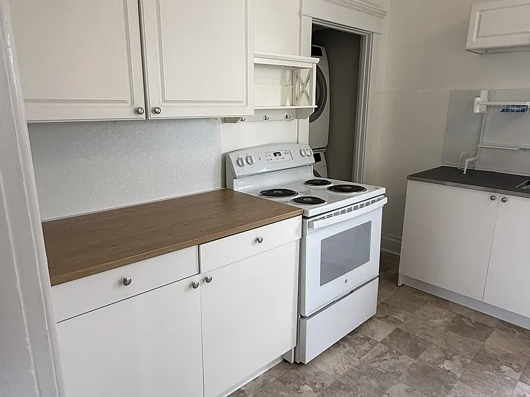 242 Hoover St — Photo 6