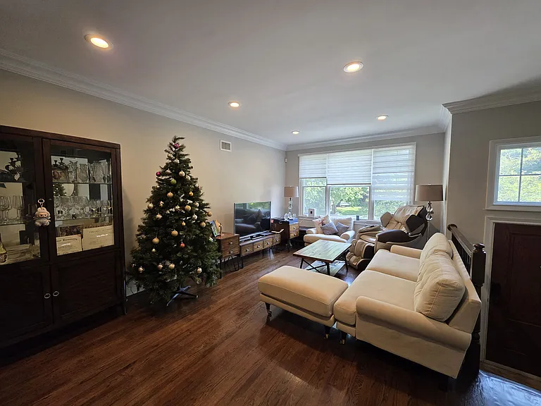 4 James Ln — Photo 2