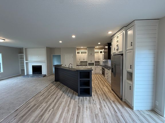 5th image of 410 S Higgins Rd