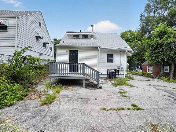 5th image of 4205 Emmet St