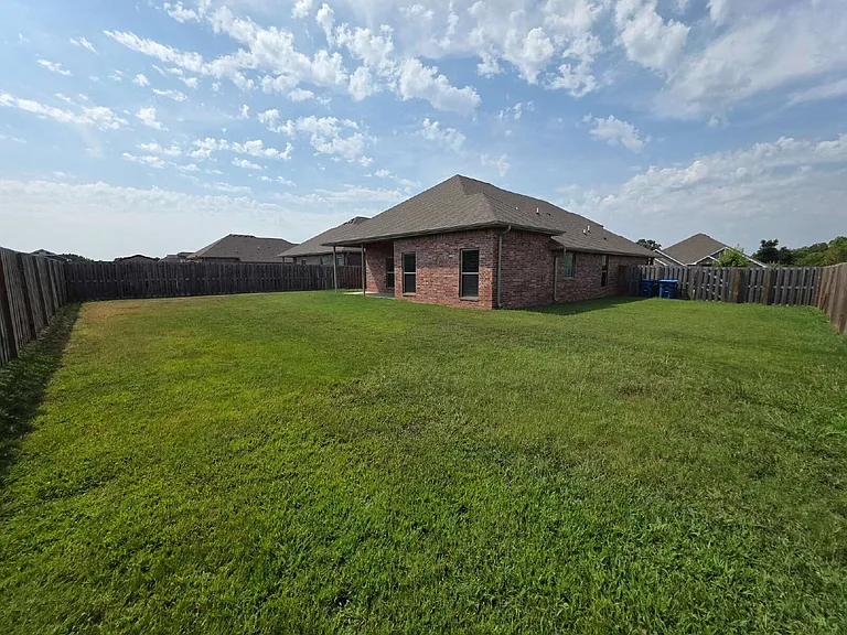 2405 Graham Ln — Photo 20