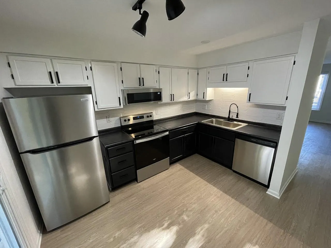 Oak Square Apartments — Photo 1