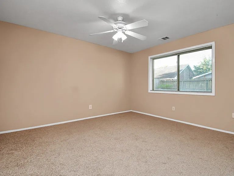 Secondary bedroom.