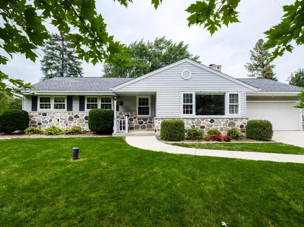 12820 Winthrop COURT, Brookfield, WI 53005