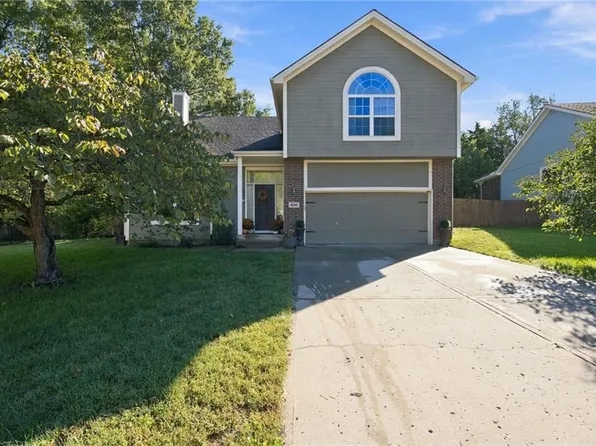 18207 Rollins Dr, Smithville, MO 64089