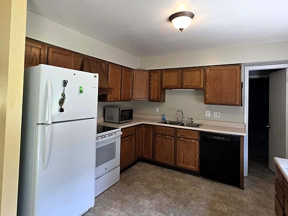 2nd image of 1065 Hilton Dr