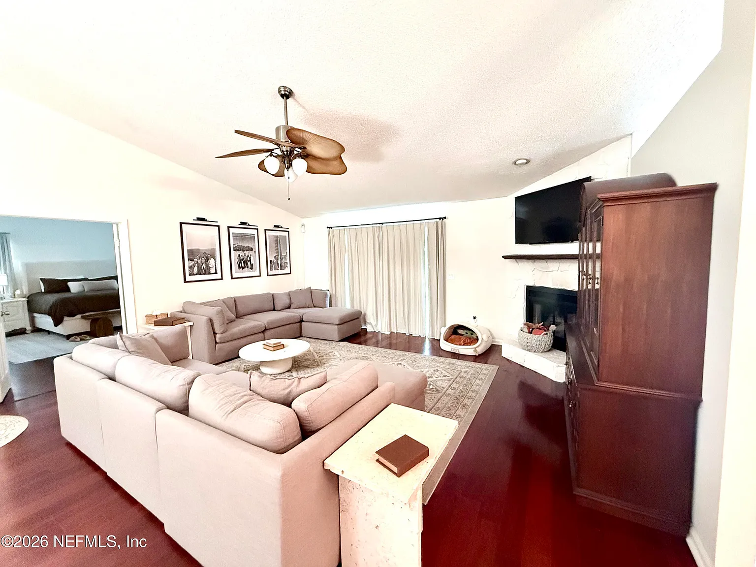 3 bed, 2.0 bath, 1744 sqft, $2,400 — Photo 3
