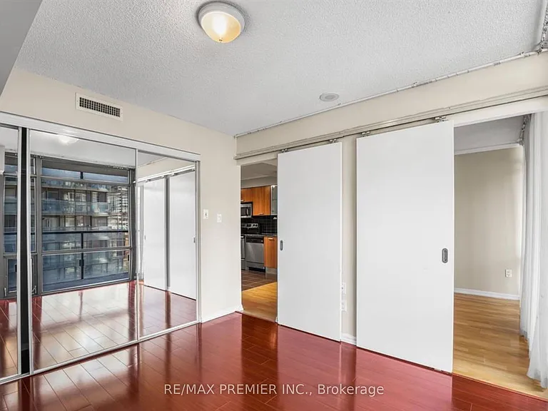 37 Grosvenor St #610 — Photo 10