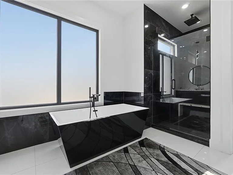 556 Versailles Dr — Photo 21