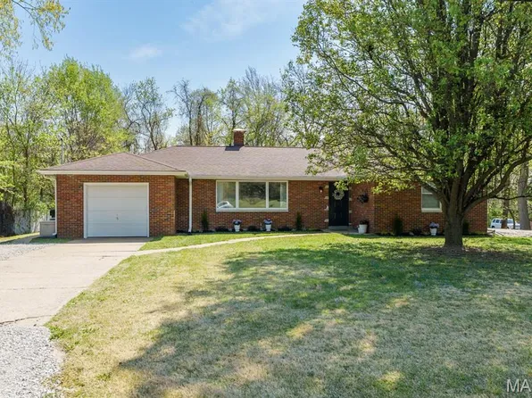 52 Circle Dr, Fairview Heights, IL 62208