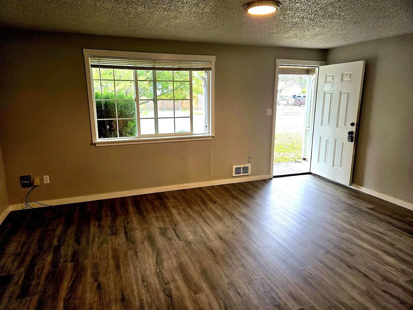 Cozy 2 Bedroom Unit in Lakewood — Photo 3