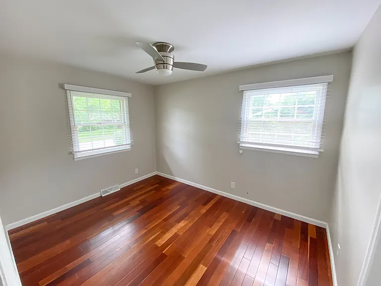 872 Summerville Dr — Photo 5