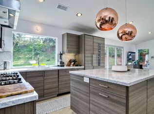 1041 Saint Albans Dr, Encinitas, CA 92024