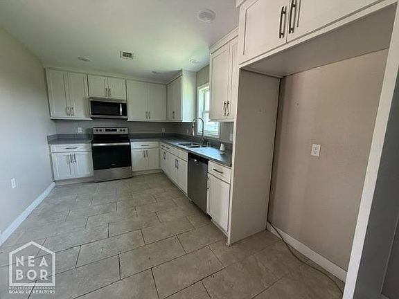 3rd image of 121 Stone St