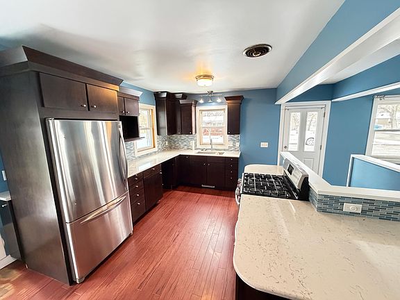 5th image of 600 12th St NE