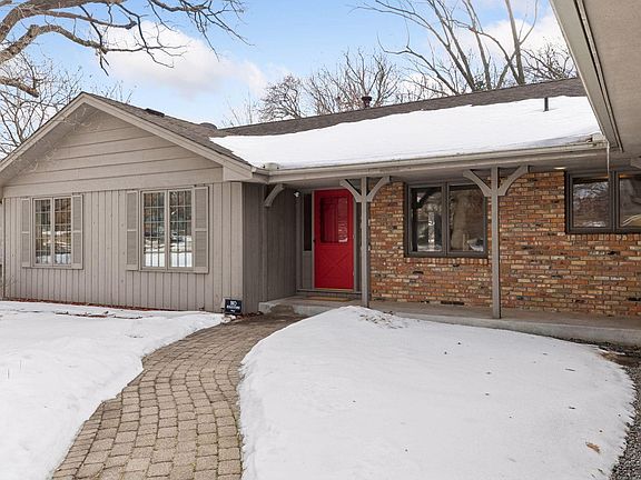 2nd image of 1482 N Innsbruck Dr NE