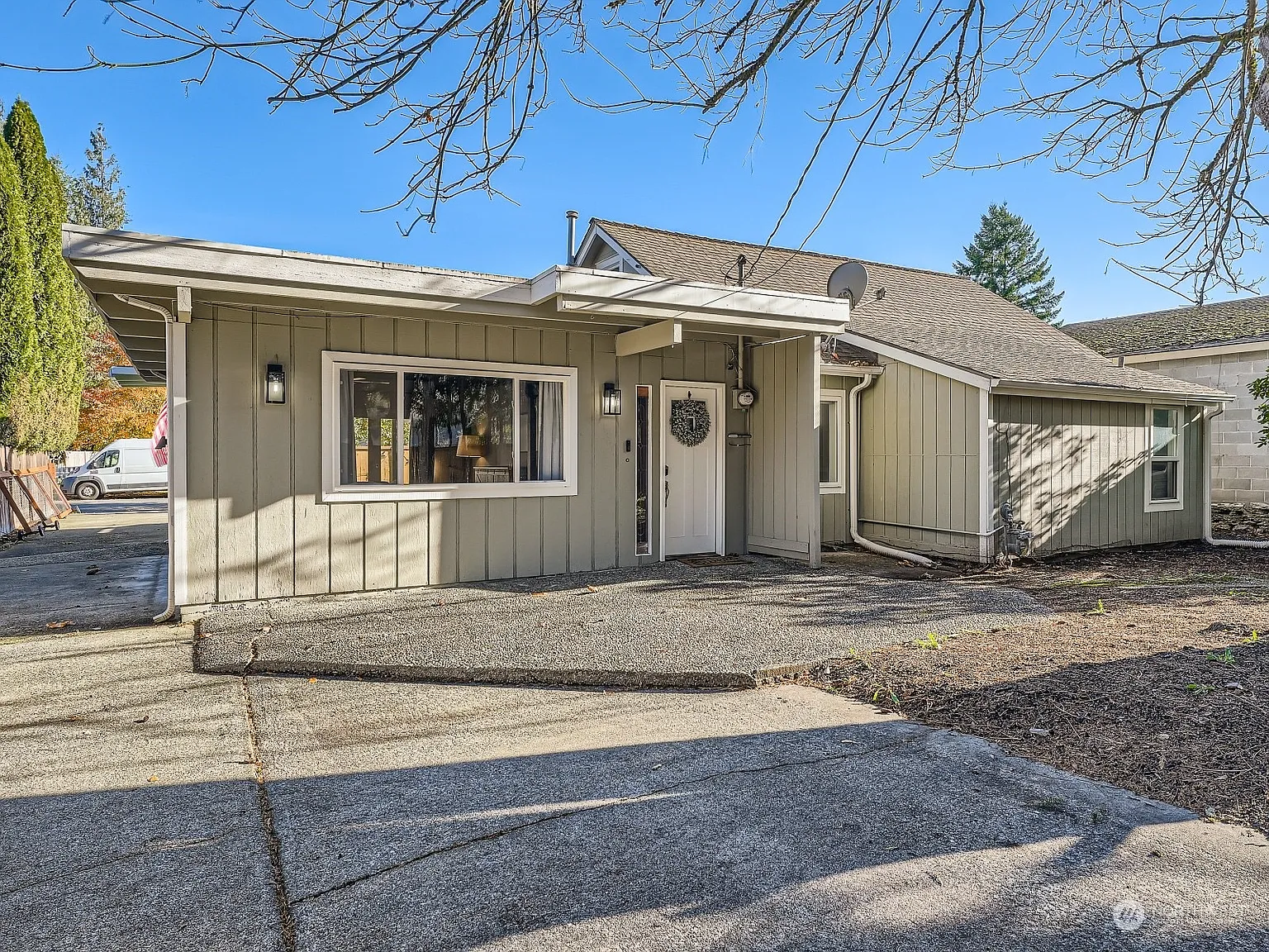 8880 Railroad Avenue SE photo 1