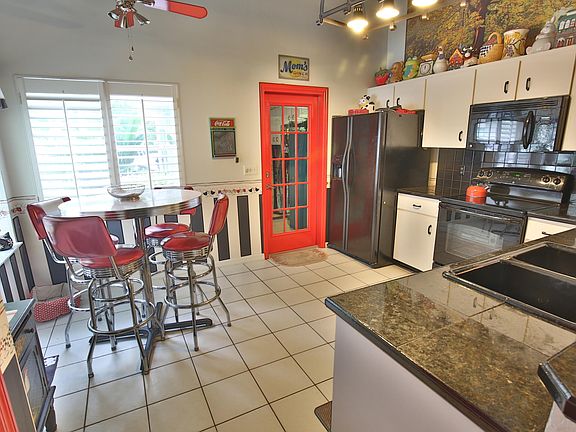 4th image of 810 Lakeland Dr