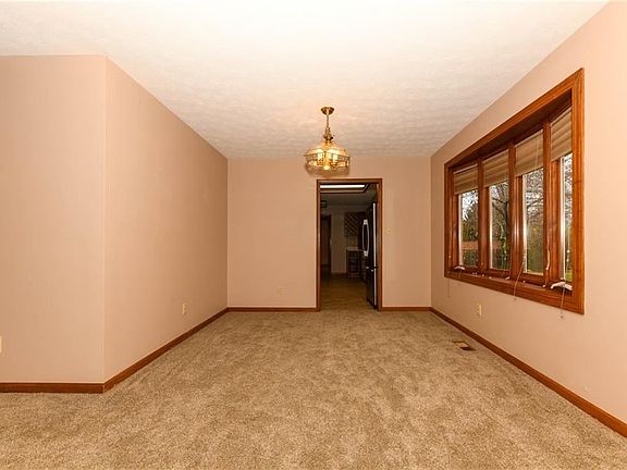 5th image of 1310 Holiday Ln W
