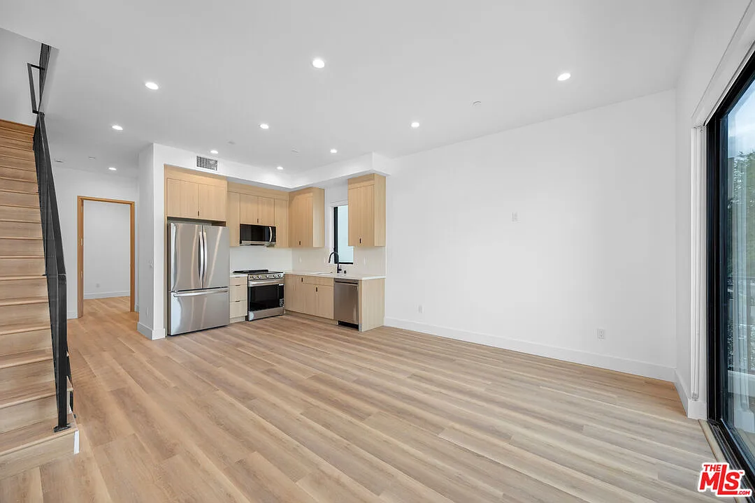 3 bed, 3.0 bath, 1411 sqft, $4,695 — Photo 4